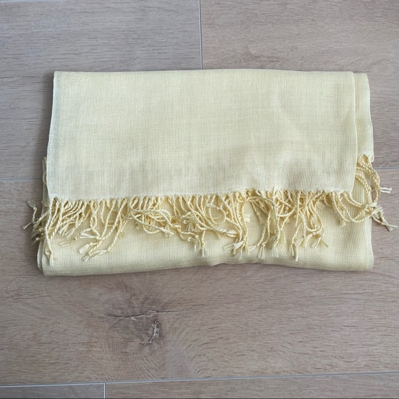💗 NWOT Yellow Summer/ Spring Scarf - Picture 3 of 3